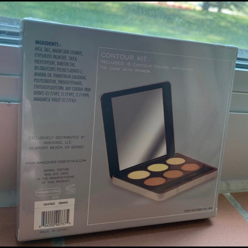 Makeover Essentials Contour Kit - Picture 2 of 2